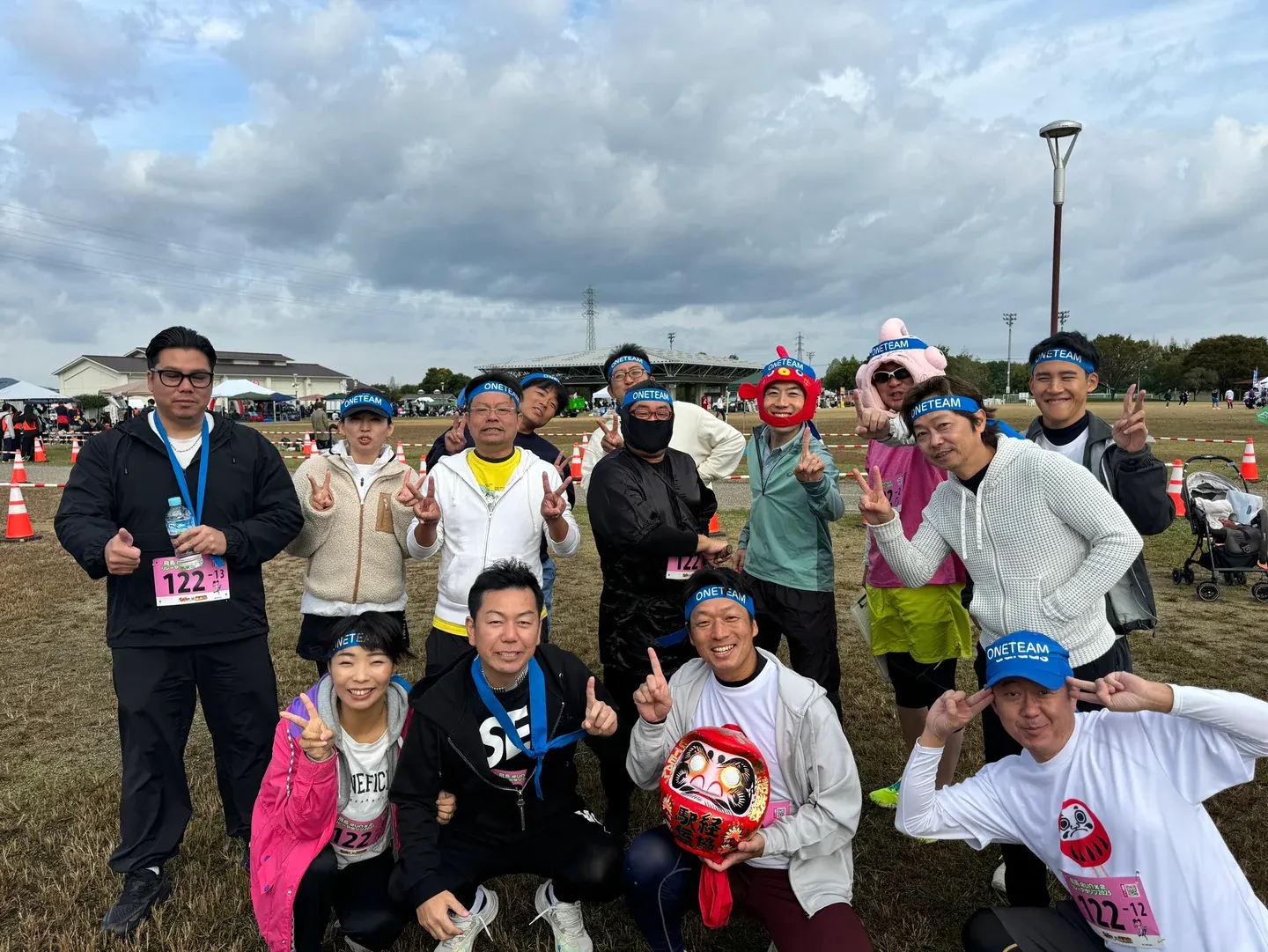 地域のスポーツ会場での集合写真