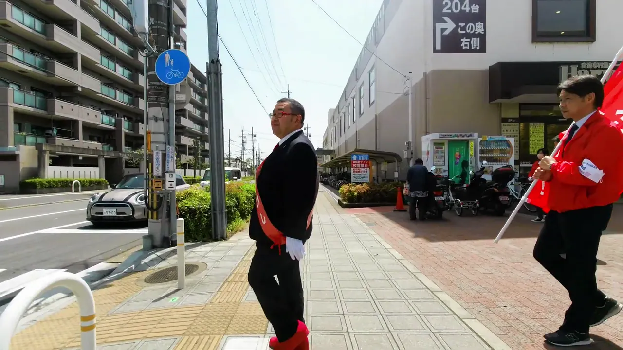 街なかを歩く鈴木たけし
